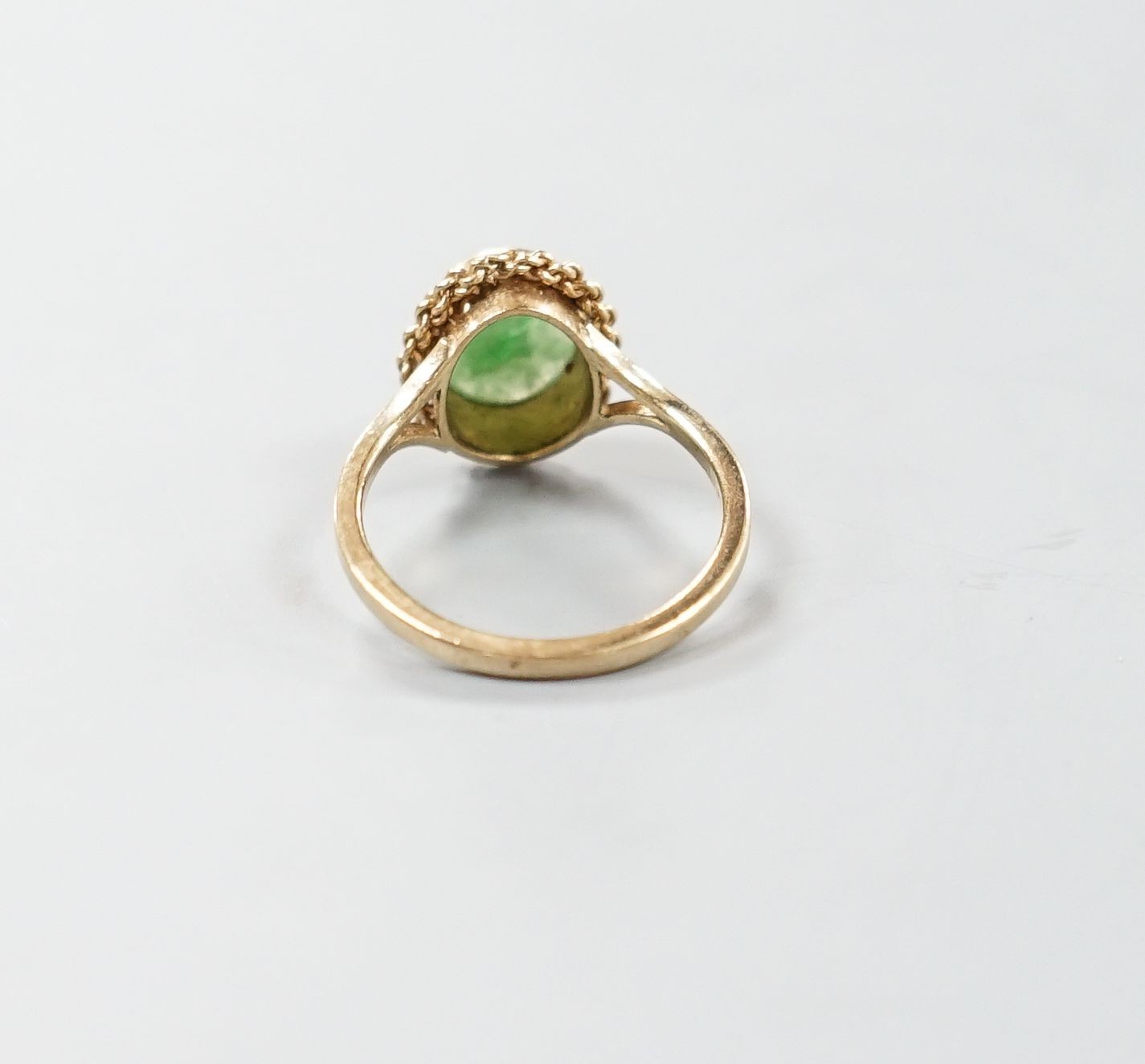 A 9ct gold and cabochon jade set oval ring, size M/N, gross weight 3 grams.